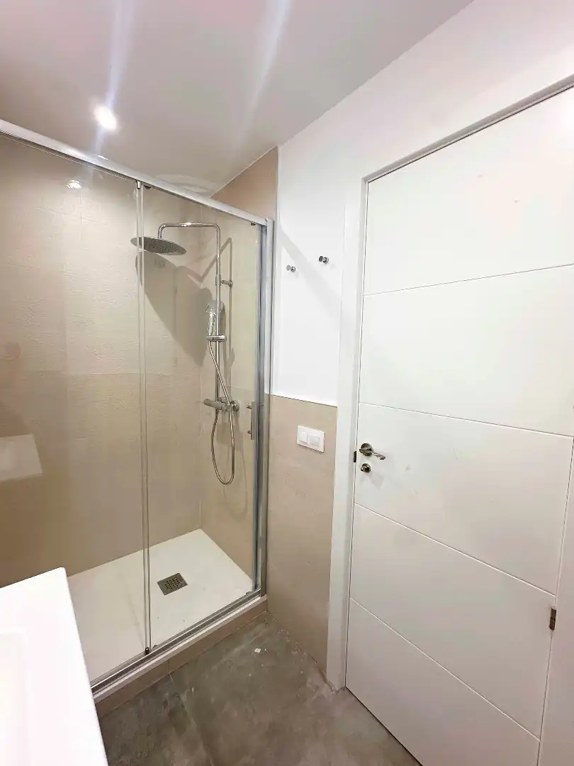 Badezimmer von Loft zum Verkauf in Madrid mit Klimaanlage, Ofen und Waschmaschine