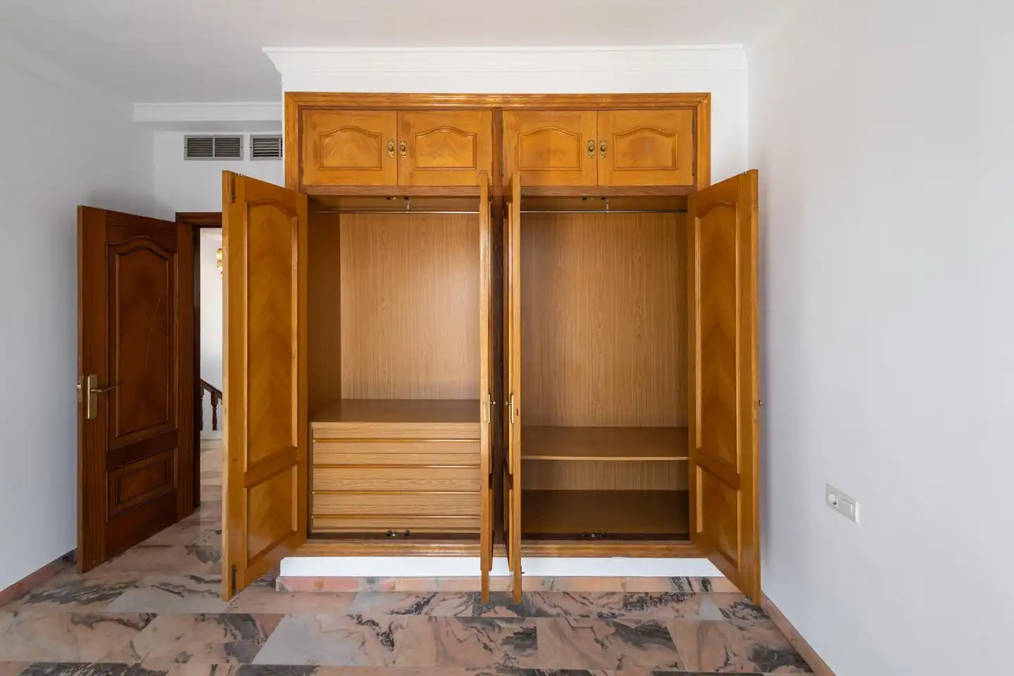 Dormitori de Casa o xalet en venda en Málaga amb Jardí privat, Terrassa i Piscina
