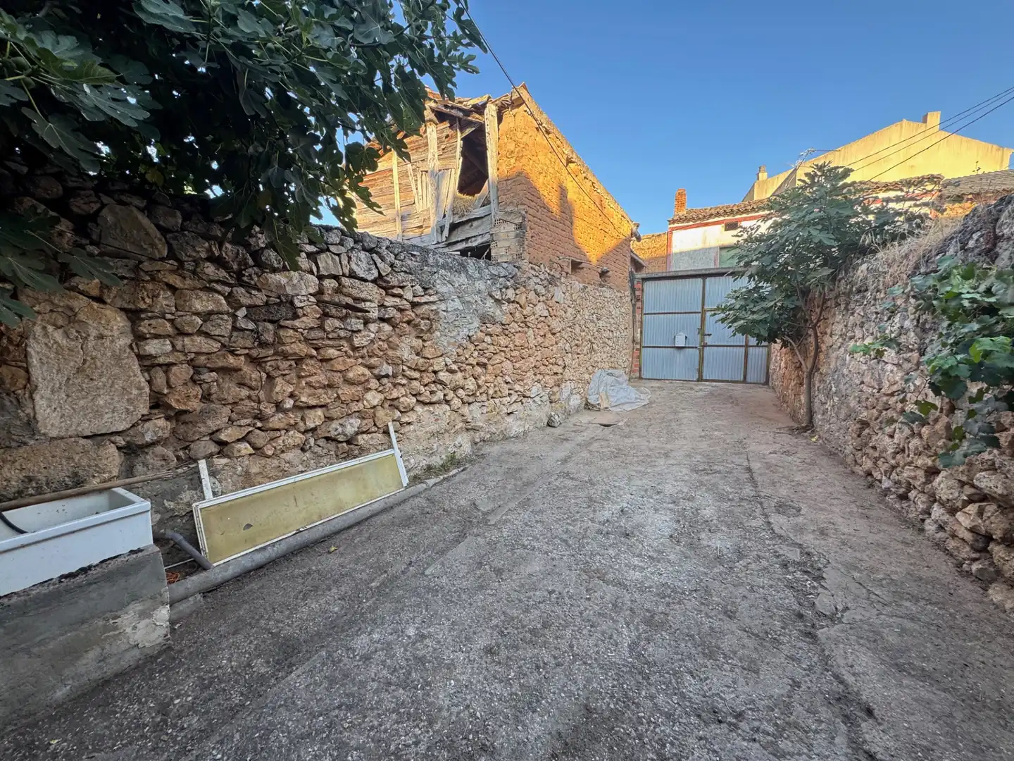 Exterior view of Country homes for sale in Adrada de Haza  with Private garden, Parquet flooring and Storage room