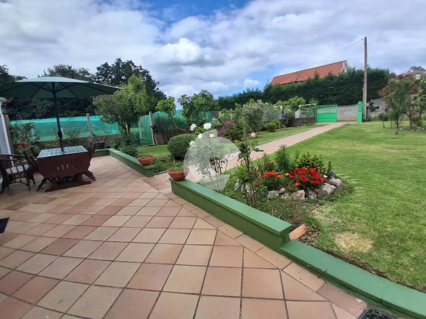 Terrassa de Casa o xalet en venda en Cangas  amb Jardí privat