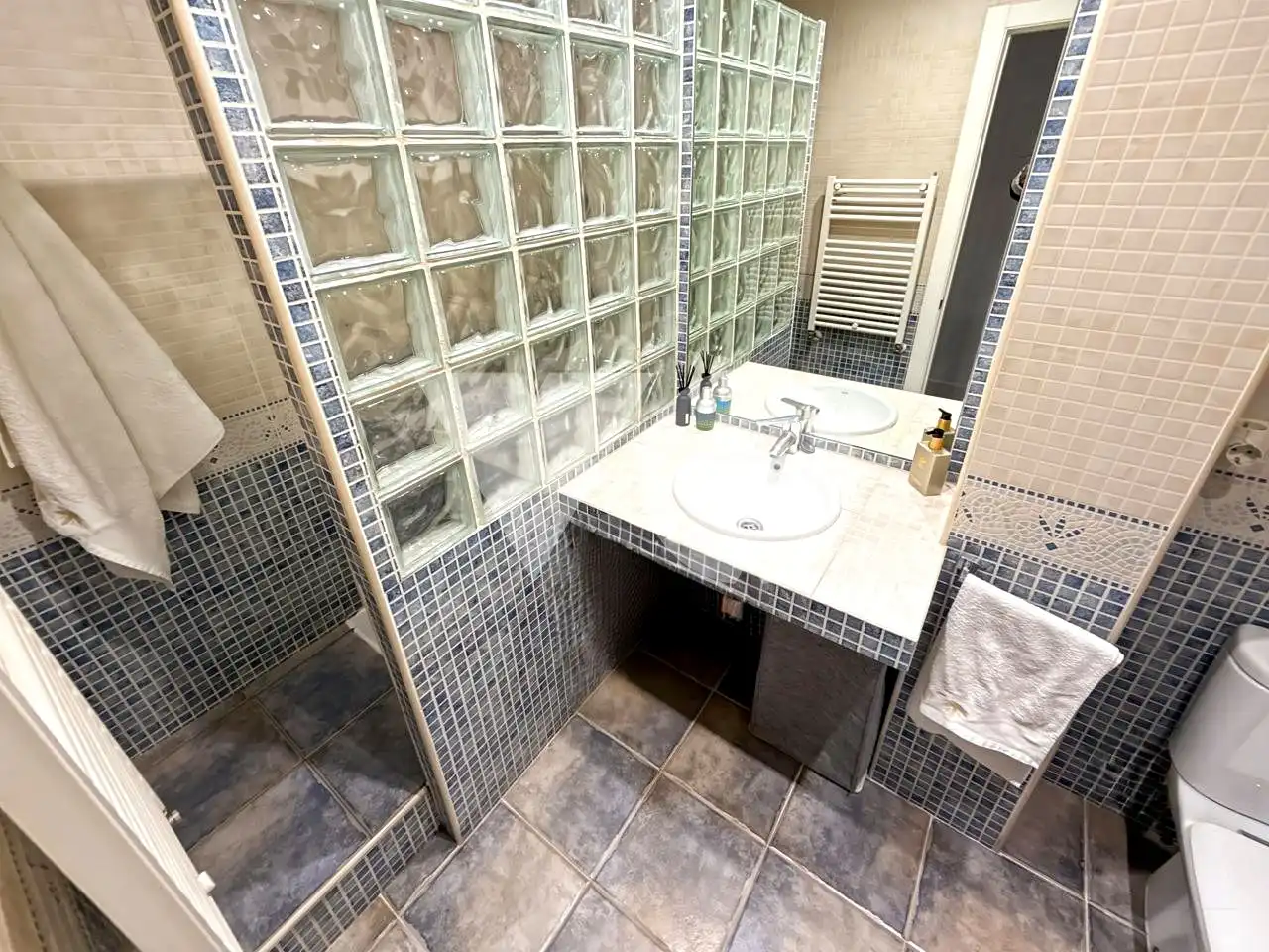Bathroom of Flat for sale in Madrid  with Air Conditioner, Heating and Terrace