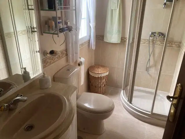 Bany de Casa o xalet en venda en Olías del Rey amb Aire condicionat, Calefacció i Jardí privat