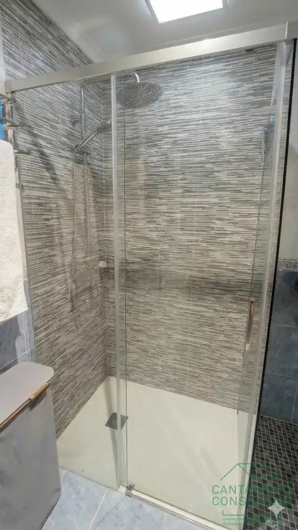 Badezimmer von Wohnung zum Verkauf in Navia mit Heizung, Parkett und Terrasse