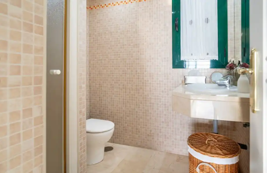 Bathroom of Flat for sale in Benalmádena  with Furnished, Oven and Washing machine