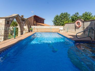 Casa aparellada amb piscina en venda a Carrer del Pi