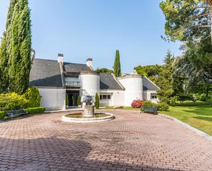 Vista exterior de Casa o xalet en venda en Pozuelo de Alarcón amb Aire condicionat, Terrassa i Piscina