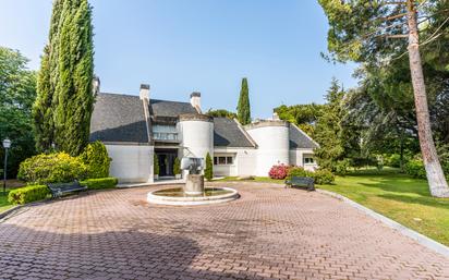 Vista exterior de Casa o xalet en venda en Pozuelo de Alarcón amb Aire condicionat, Terrassa i Piscina