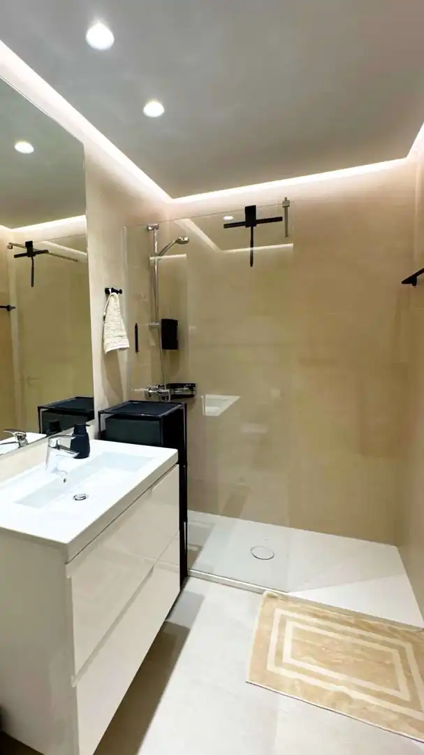 Bany de Pis de lloguer en Málaga amb Aire condicionat, Piscina i Moblat