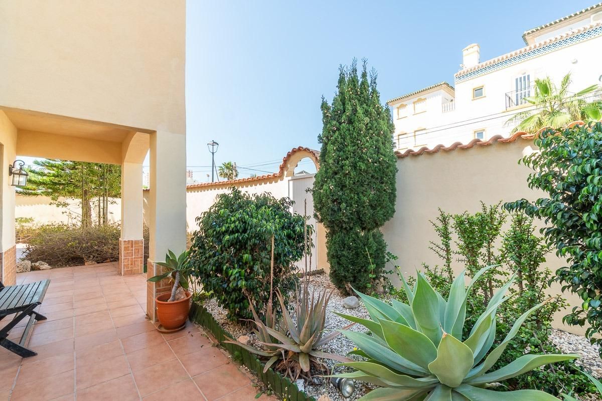 Jardí de Casa o xalet en venda en Torrevieja amb Aire condicionat, Jardí privat i Terrassa