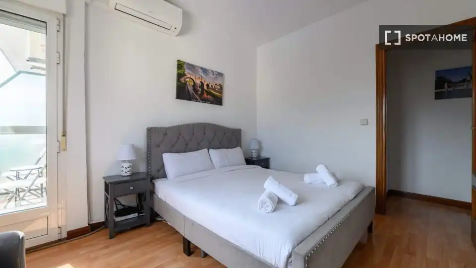 Schlafzimmer von Wohnung zur Miete in Madrid mit Klimaanlage, Heizung und Möbliert