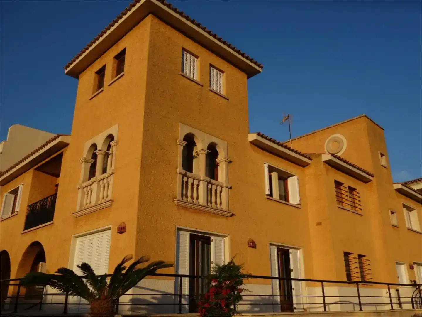 Vista exterior de Casa adosada en venda en Alcúdia amb Aire condicionat i Balcó