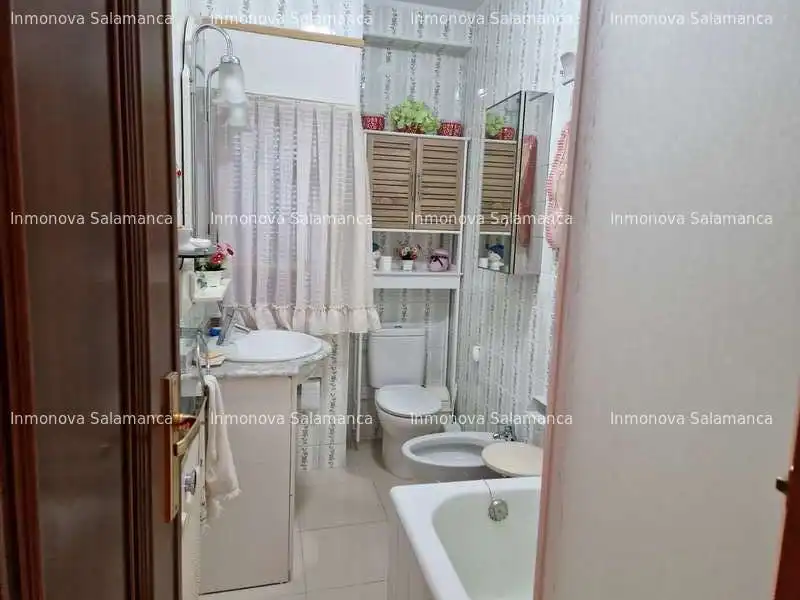 Baño de Piso en venta en Salamanca con Calefacción y Balcón