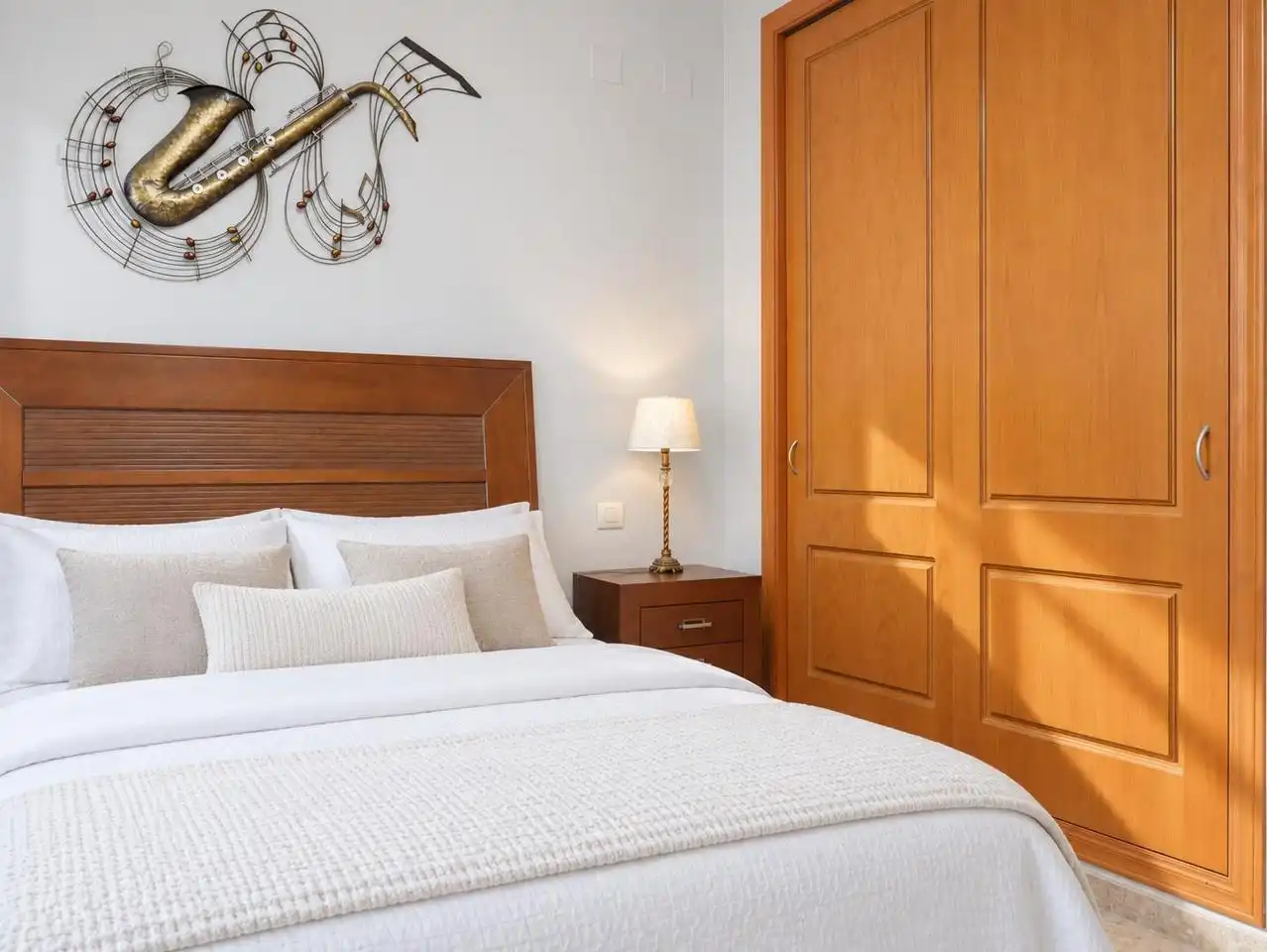 Dormitori de Casa adosada en venda en Bormujos amb Aire condicionat, Jardí privat i Terrassa