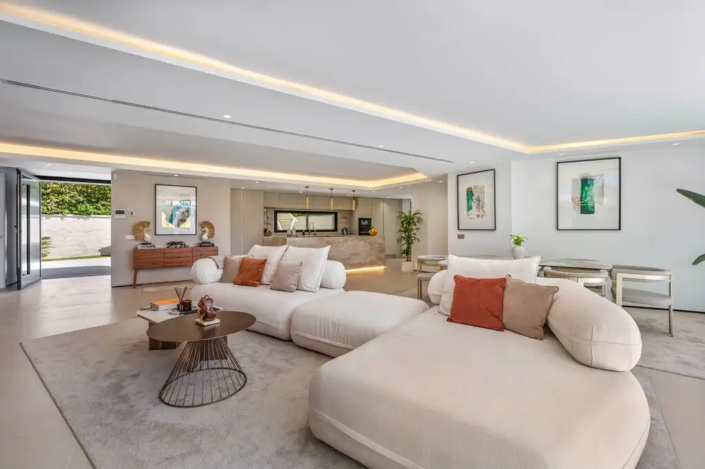 Sala de estar de Casa o chalet en venta en Marbella con Aire acondicionado, Calefacción y Jardín privado