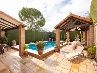 Terraced house with pool for sale in Peligros
