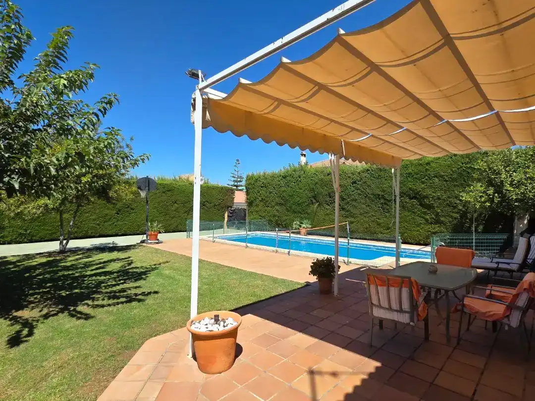 Piscina de Casa o xalet en venda en Espartinas amb Aire condicionat i Piscina