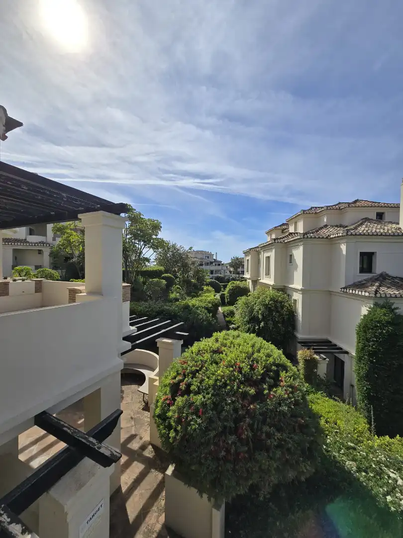 Vista exterior de Piso en venta en Benahavís con Aire acondicionado, Terraza y Trastero