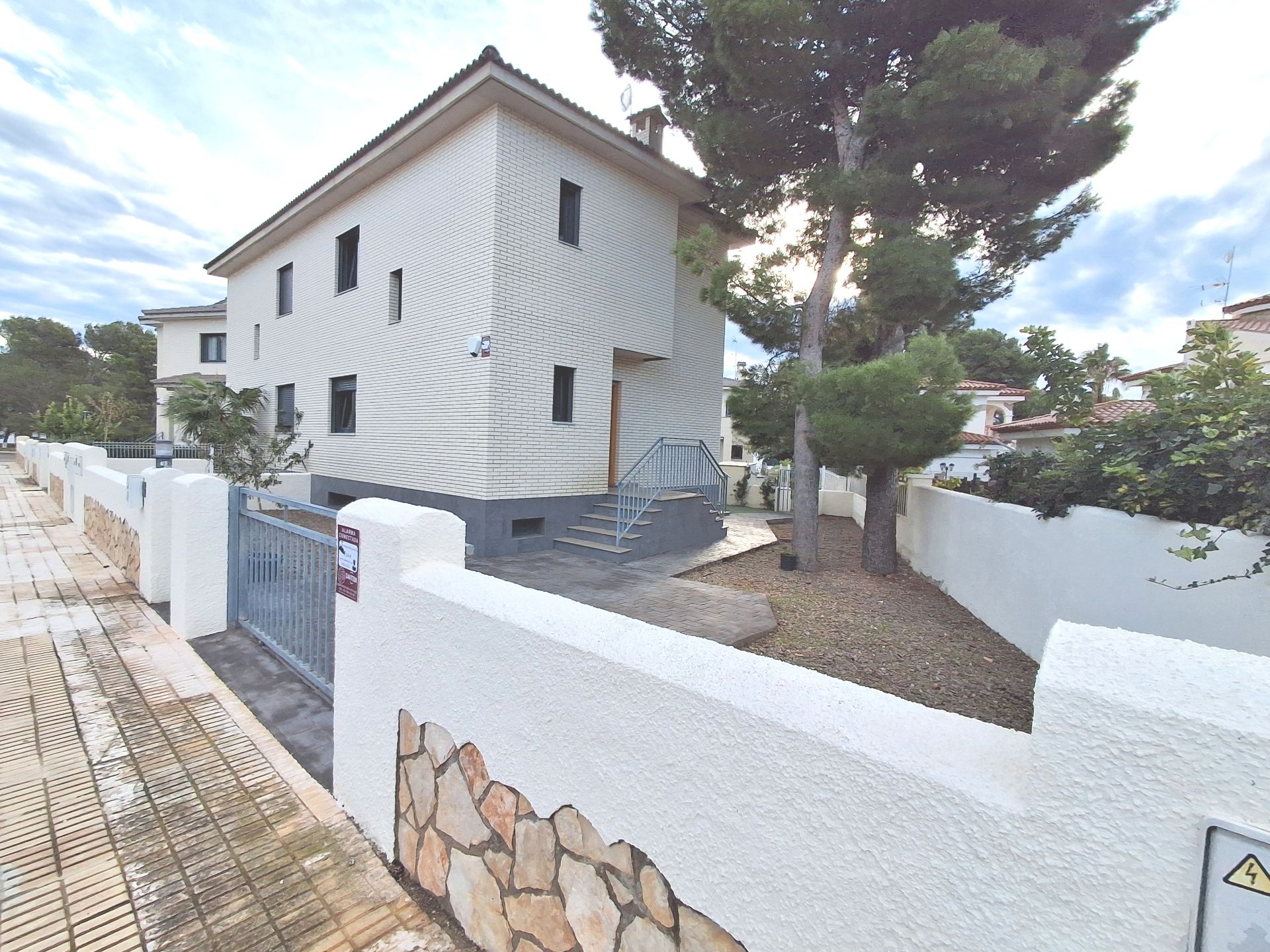 Exterior view of Single-family semi-detached for sale in Mont-roig del Camp  with Air Conditioner, Private garden and Terrace