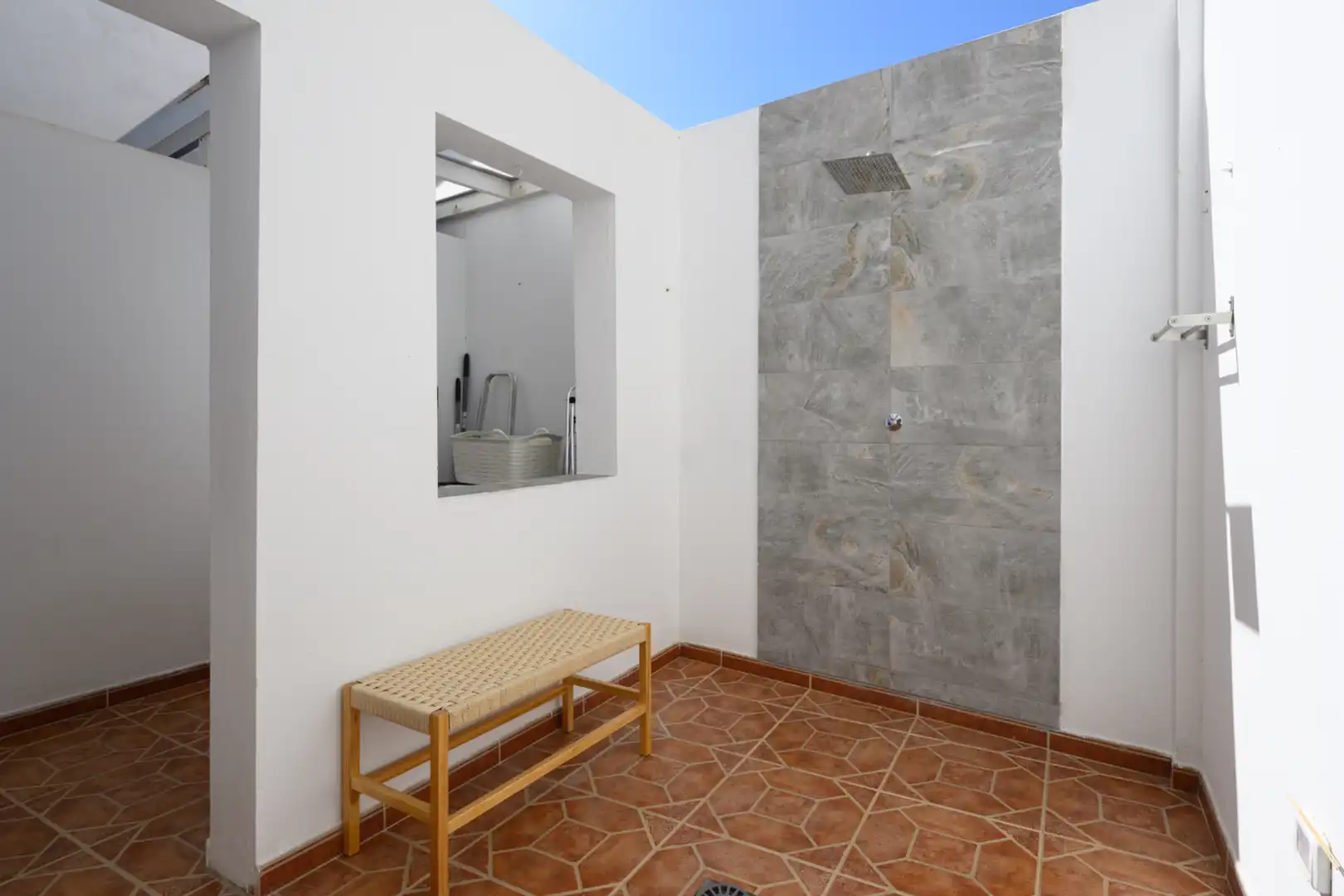 Baño de Apartamento de alquiler en San Bartolomé de Tirajana con Aire acondicionado, Amueblado y Lavadora