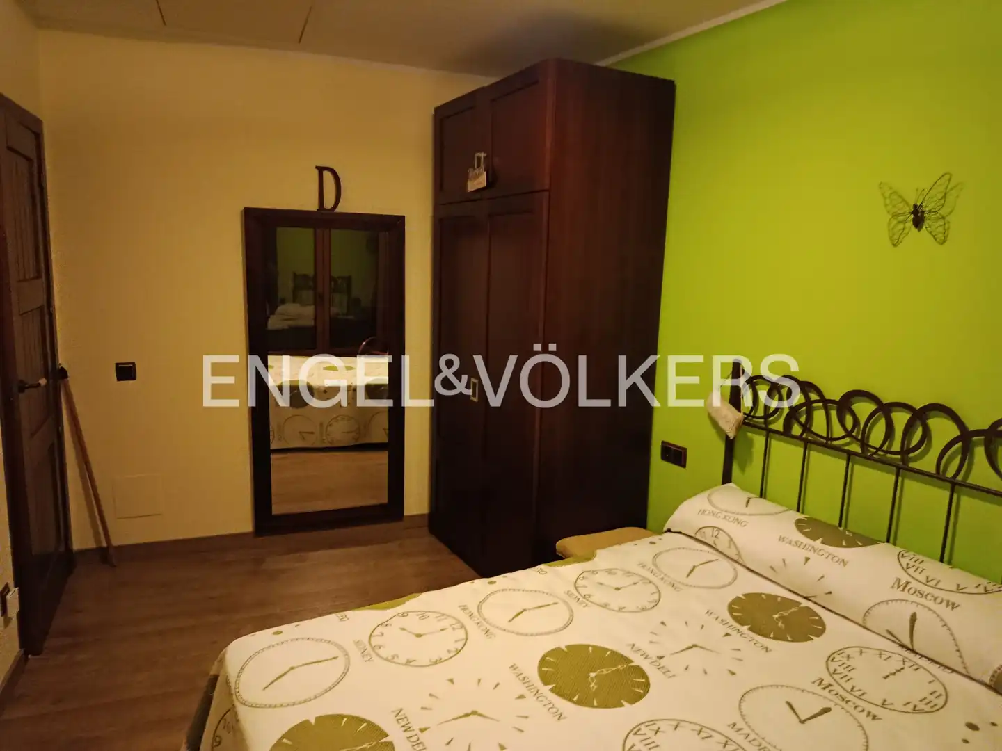 Dormitori de Casa adosada en venda en Navarredonda y San Mamés amb Calefacció, Parquet i Moblat