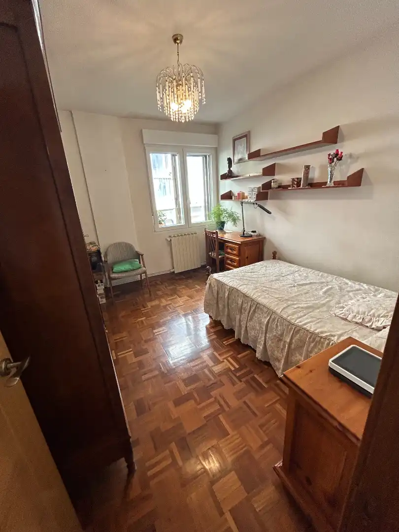 Dormitori de Pis en venda en Burgos amb Calefacció, Parquet i Moblat