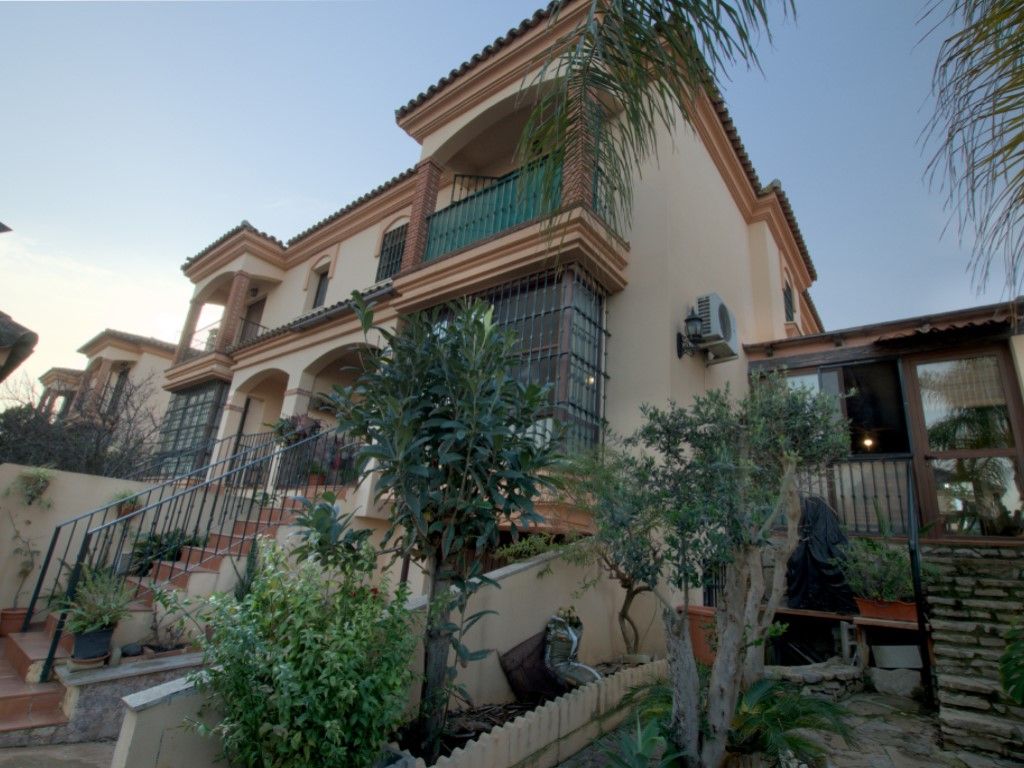 Vista exterior de Casa adosada en venda en Alhaurín de la Torre amb Jardí privat, Terrassa i Piscina