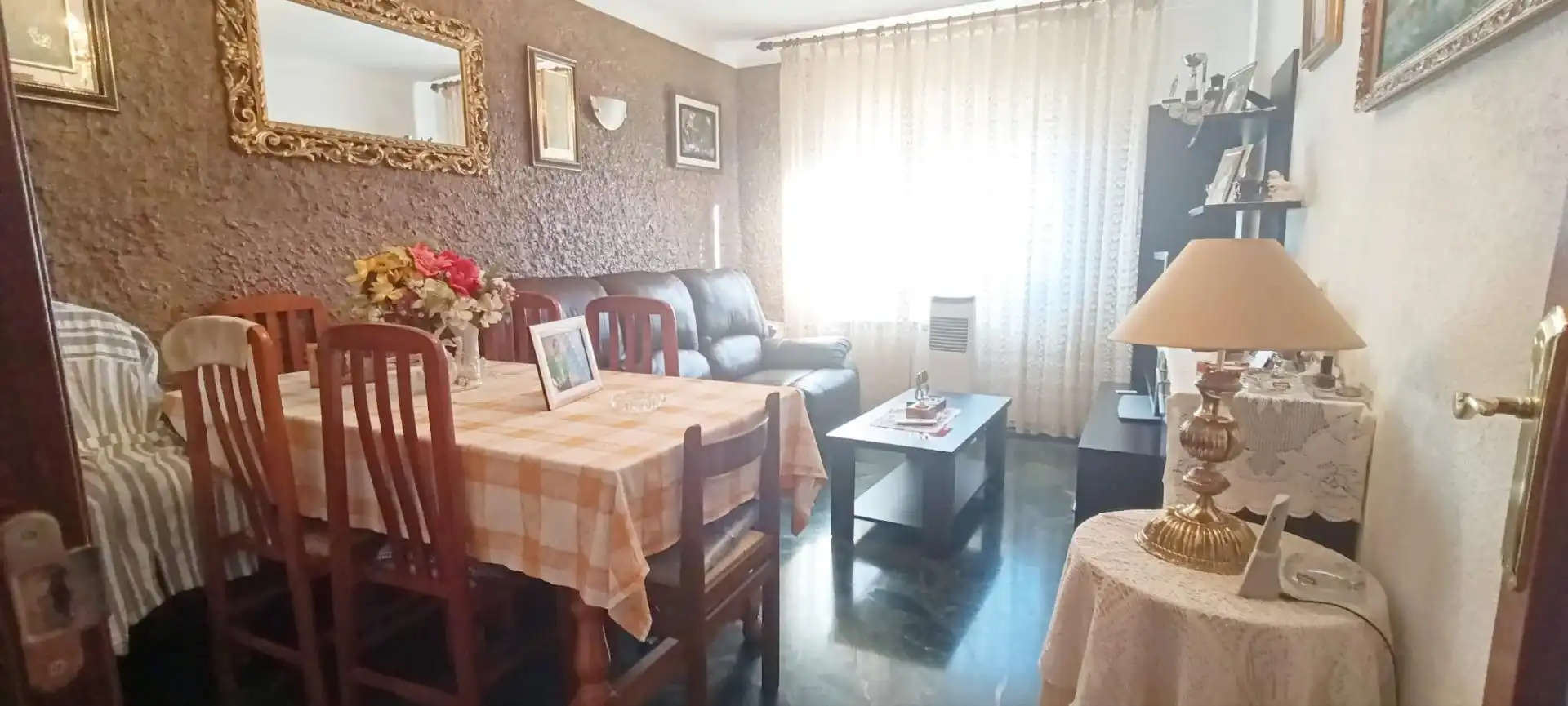 Sala de estar de Piso en venta en Mansilla de las Mulas con Calefacción y Amueblado