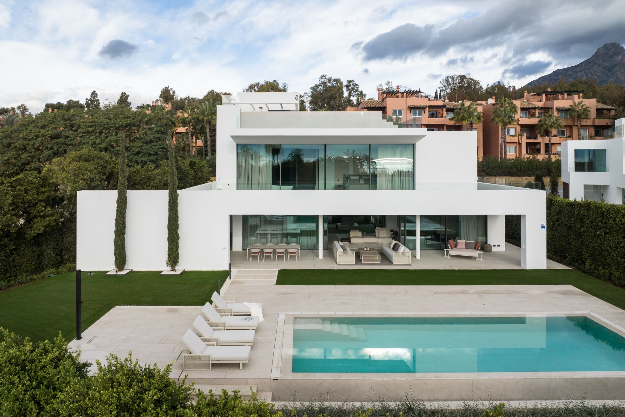 Vista exterior de Casa o xalet de lloguer en Marbella amb Terrassa i Balcó