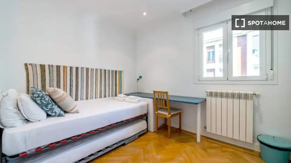 Schlafzimmer von Wohnung zur Miete in Madrid mit Klimaanlage, Heizung und Möbliert