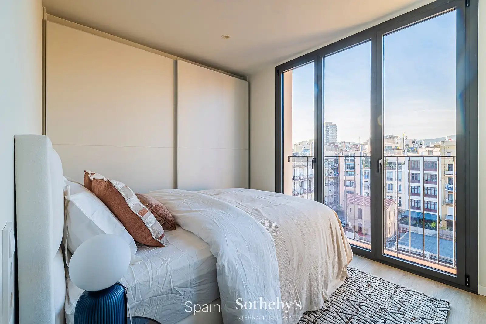 Schlafzimmer von Maisonette zum Verkauf in Barcelona mit Klimaanlage und Heizung