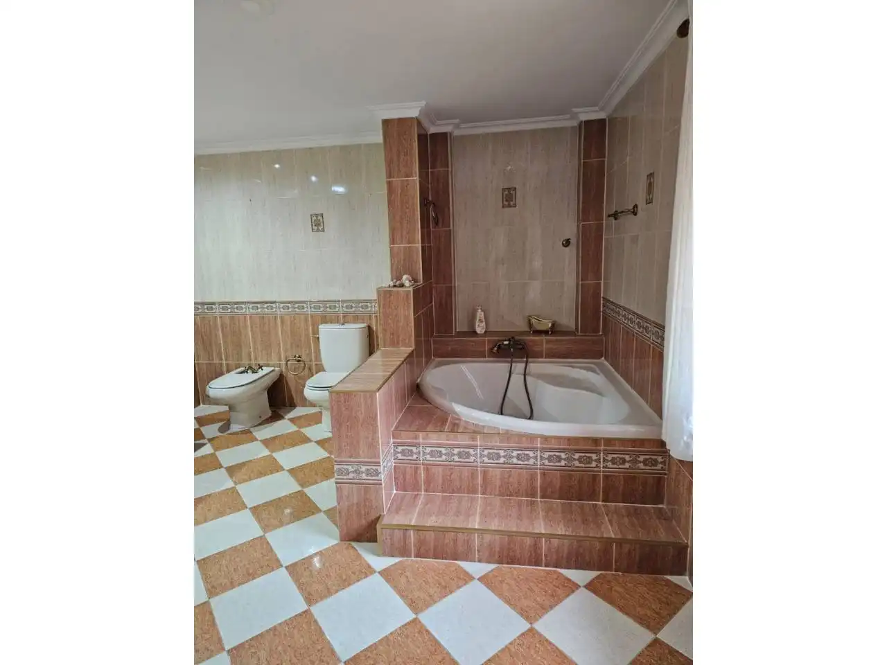 Bany de Casa o xalet en venda en Alicante / Alacant amb Aire condicionat, Calefacció i Jardí privat