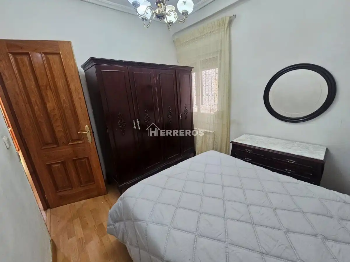 Bedroom of Flat for sale in  Logroño  with Heating, Parquet flooring and Furnished