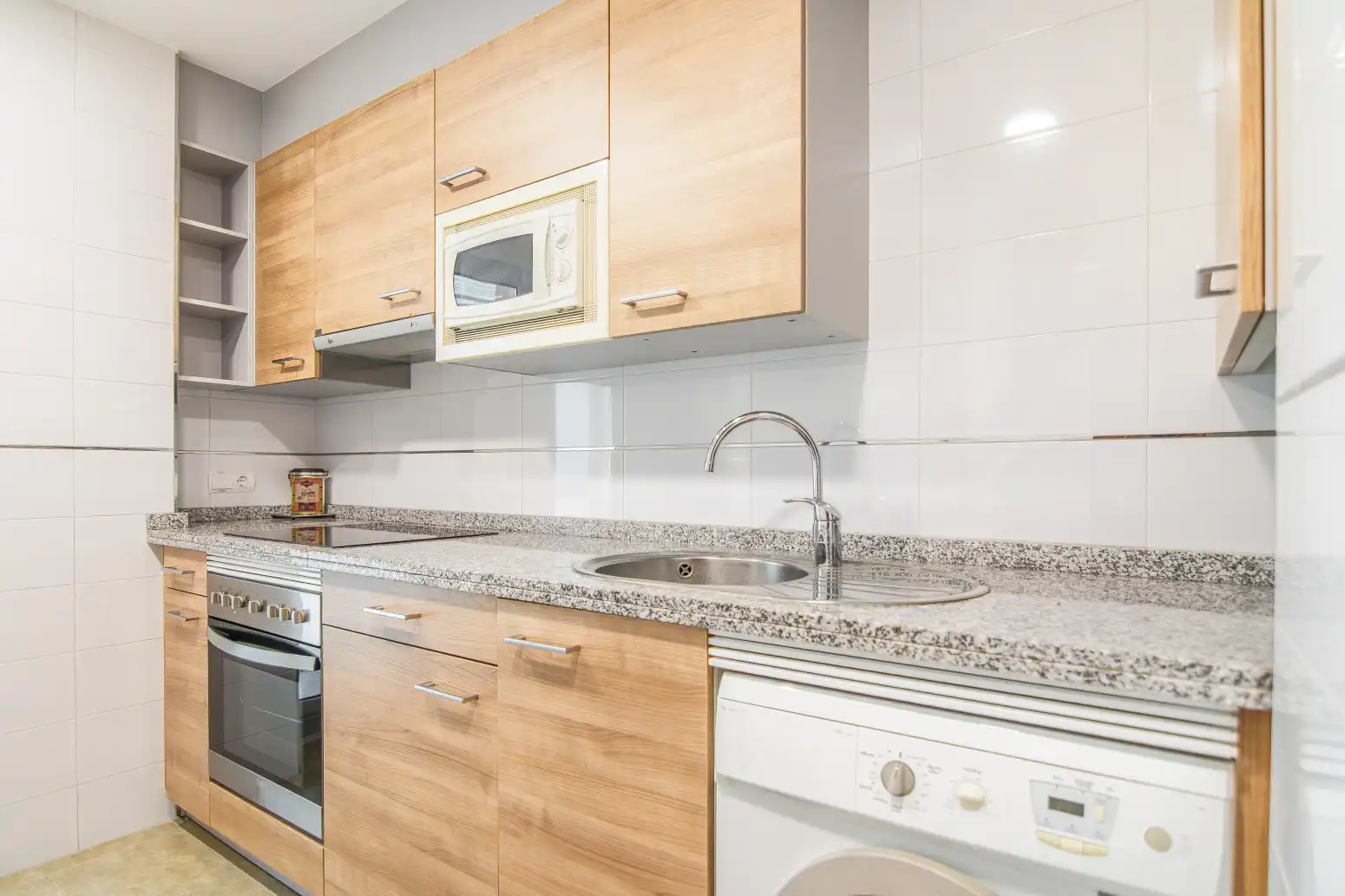 Küche von Wohnung zum Verkauf in Gozón mit Heizung, Privatgarten und Abstellraum