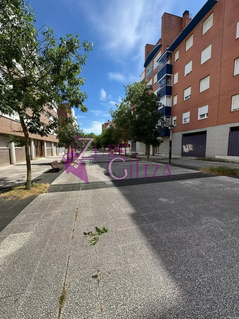 Vista exterior de Pis en venda en Vitoria - Gasteiz amb Calefacció, Traster i Moblat