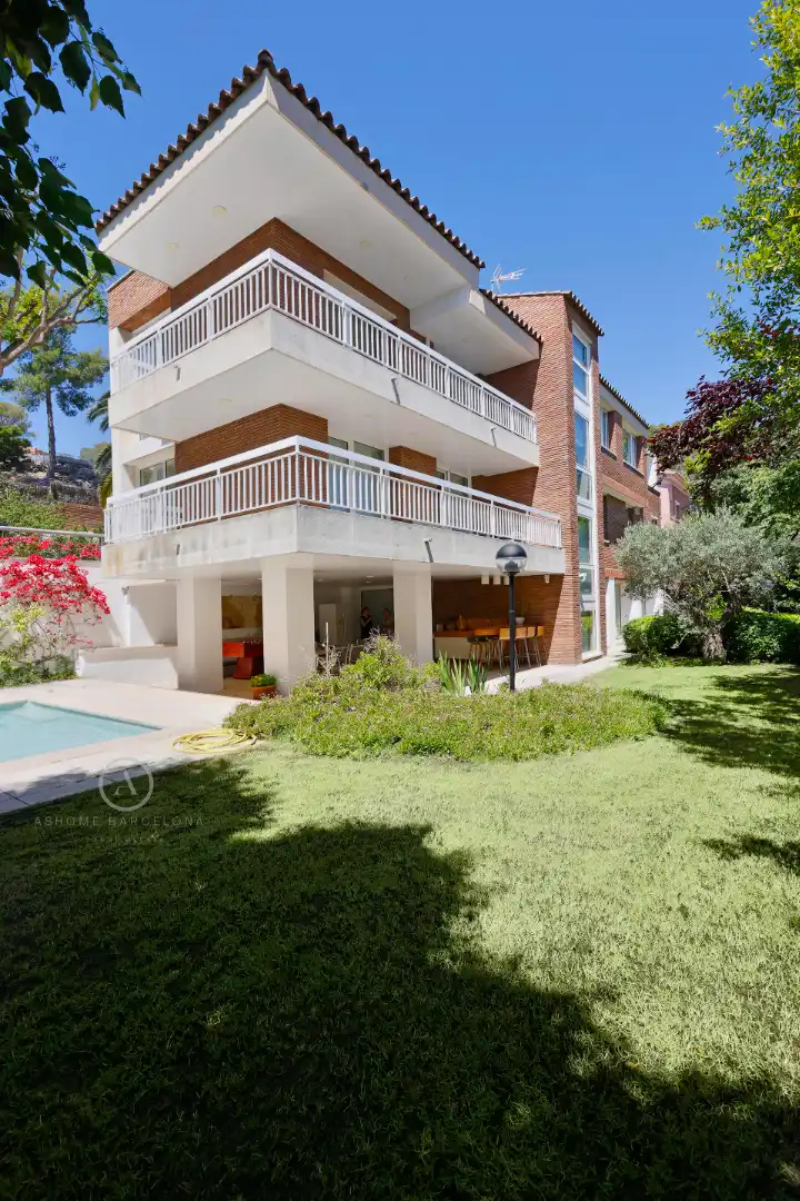 Vista exterior de Casa o xalet en venda en Castelldefels amb Aire condicionat, Calefacció i Jardí privat