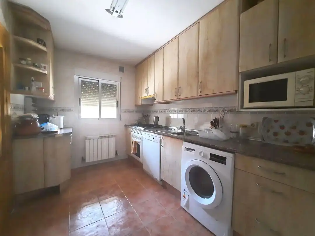 Cocina de Casa adosada en venta en Escalona con Aire acondicionado, Calefacción y Jardín privado