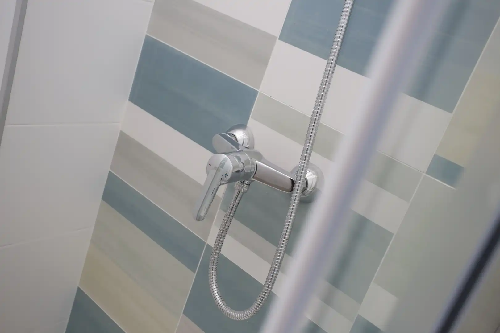 Bathroom of Flat for share in Valencia  with Air Conditioner, Parquet flooring and Furnished