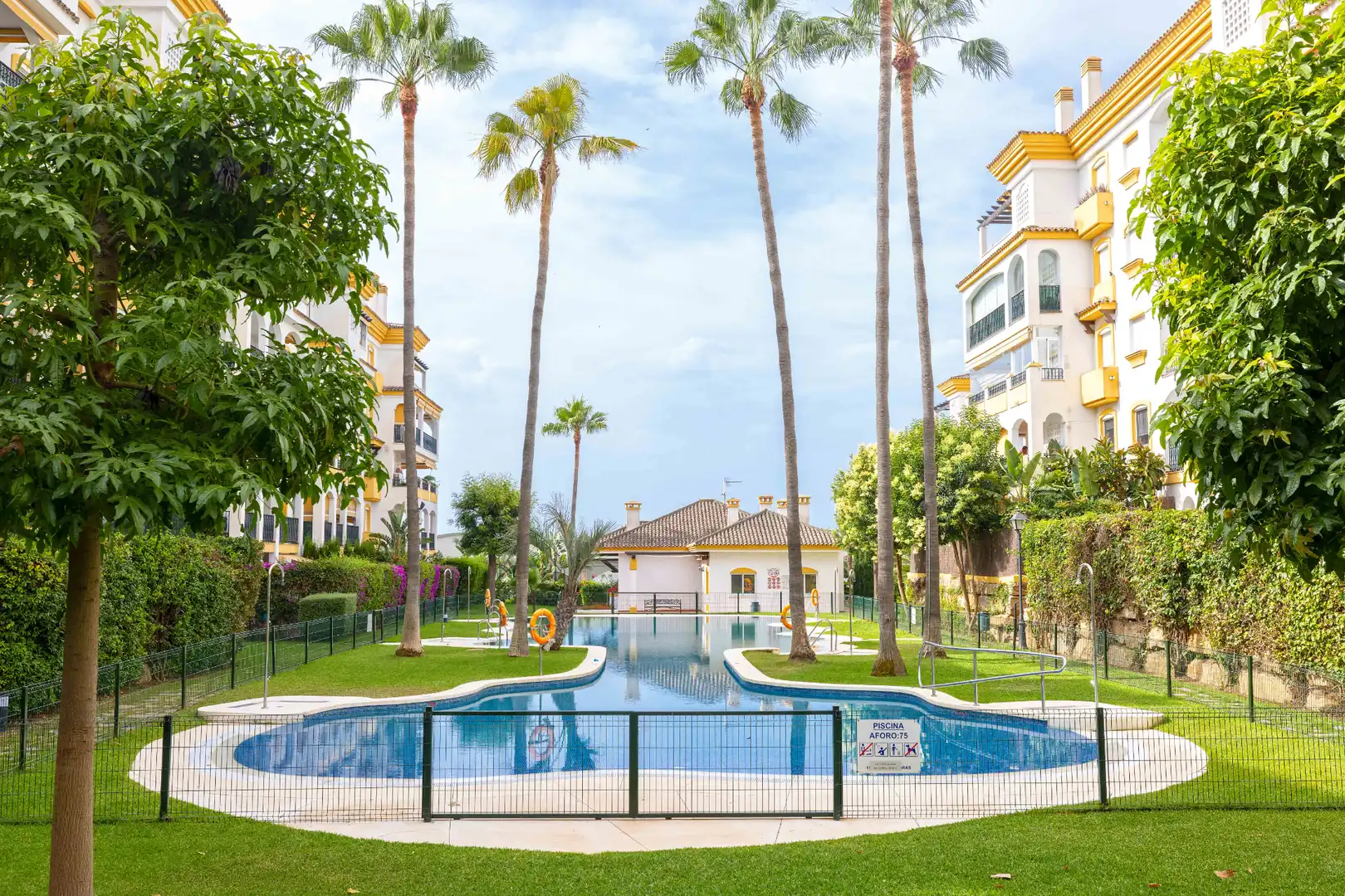 Außenansicht von Erdgeschoss zum Verkauf in Marbella mit Klimaanlage, Heizung und Terrasse