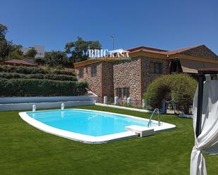 Vista exterior de Casa o xalet en venda en Sierra de Fuentes amb Aire condicionat, Terrassa i Piscina