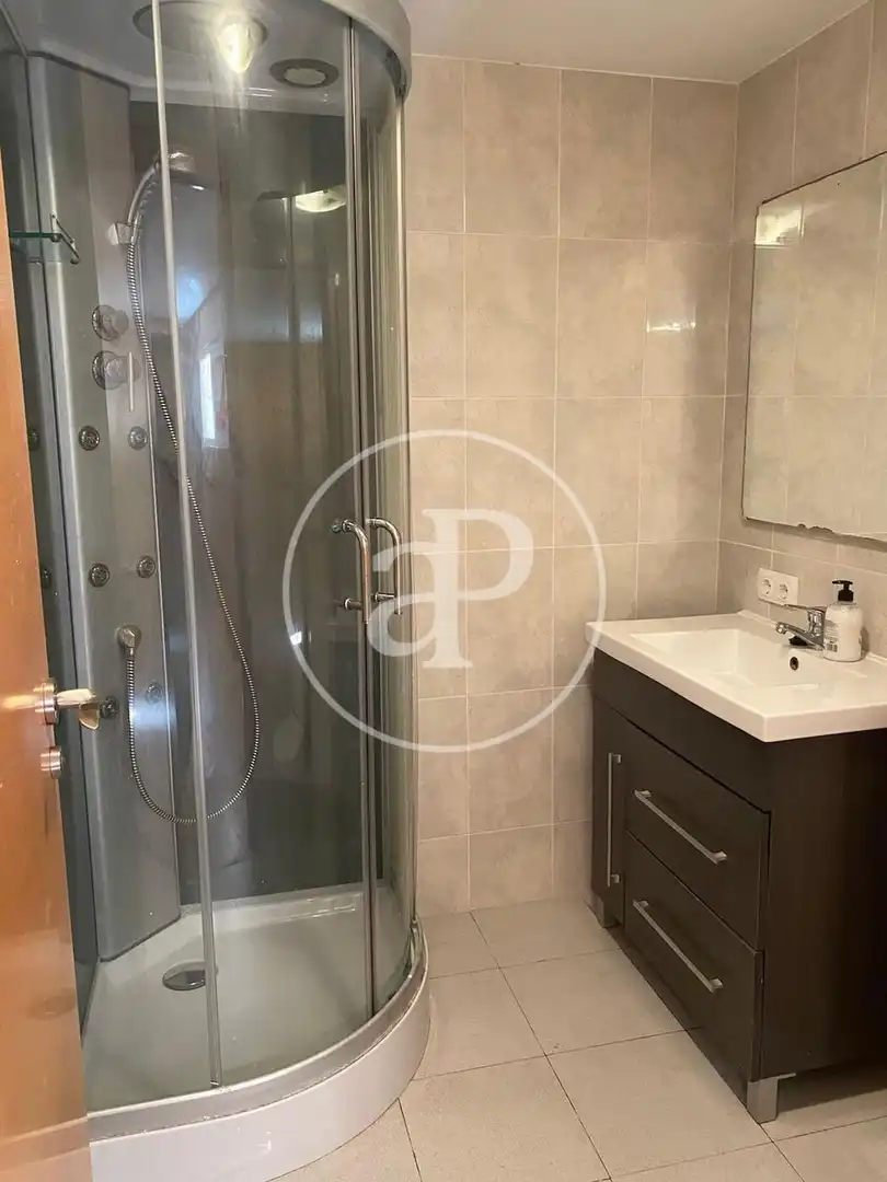 Bany de Dúplex de lloguer en La Pobla de Vallbona amb Aire condicionat, Calefacció i Jardí privat