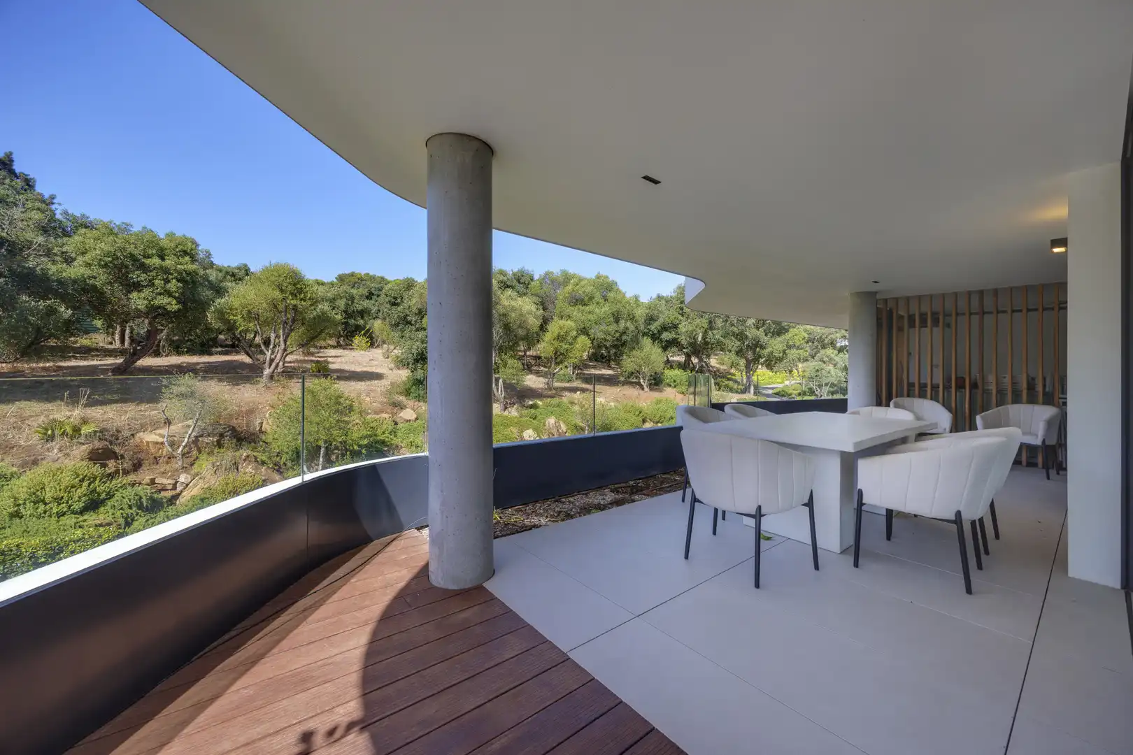 Terrasse von Wohnungen zum Verkauf in Sotogrande mit Klimaanlage, Terrasse und Abstellraum
