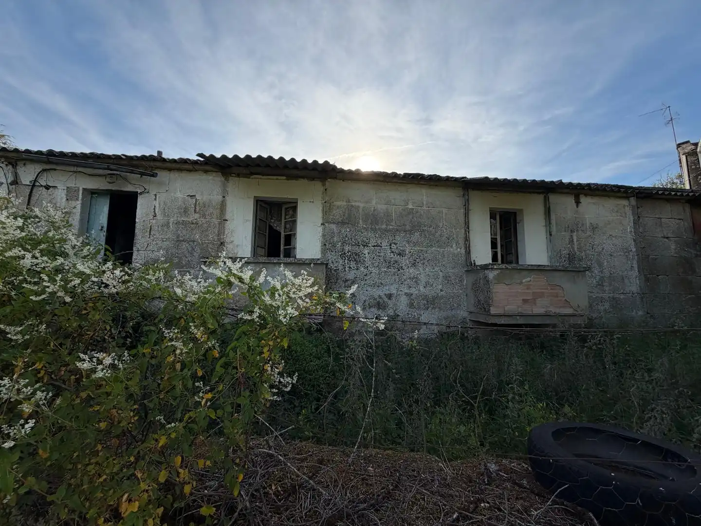 Außenansicht von Einfamilien-Reihenhaus zum Verkauf in San Cristovo de Cea mit Privatgarten und Balkon