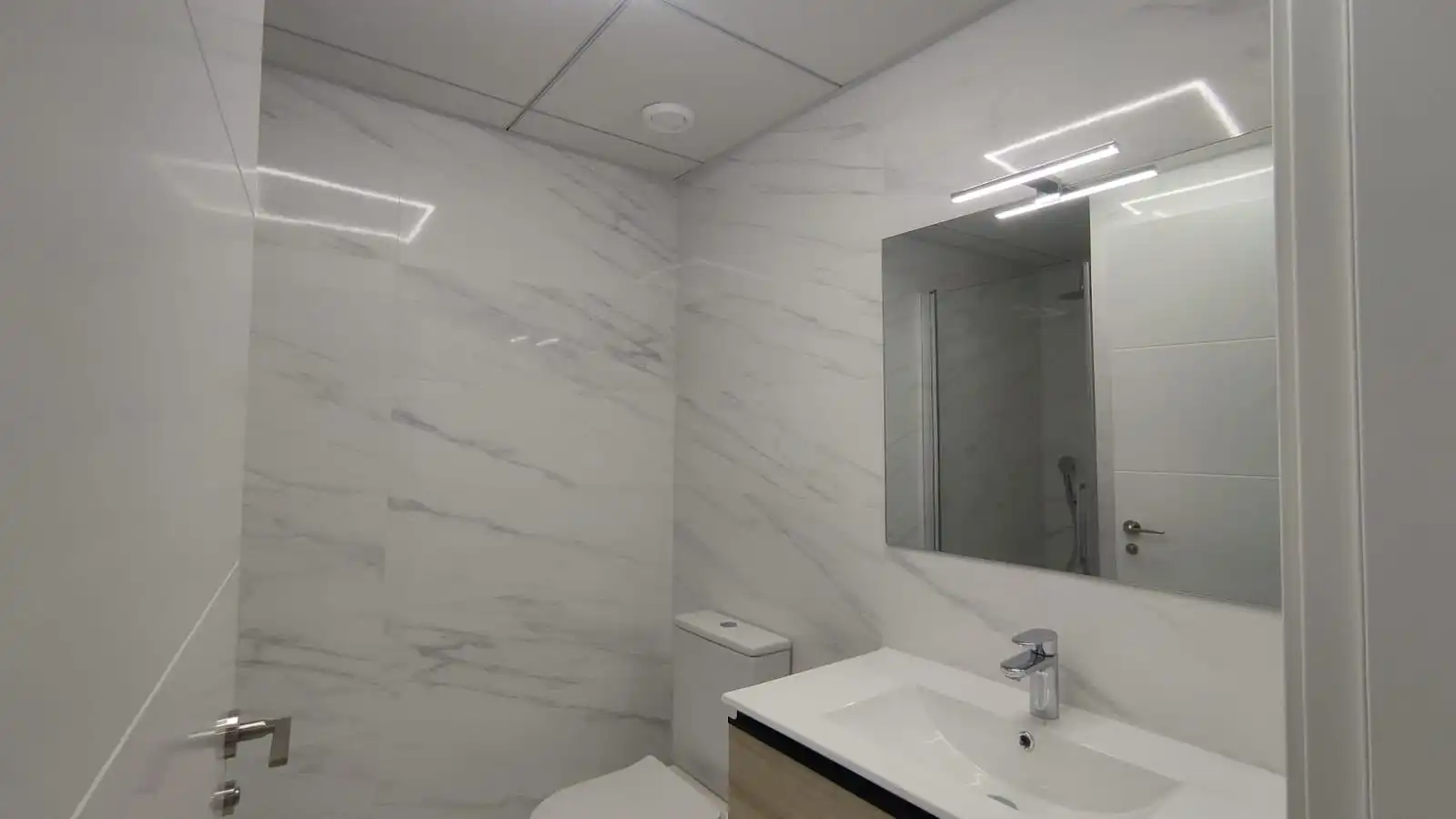 Bany de Apartament de lloguer en Alicante / Alacant amb Aire condicionat, Moblat i Piscina comunitària