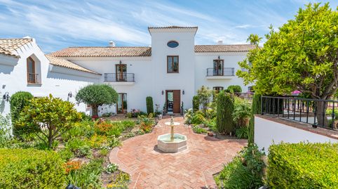 Villa clásica de estilo moderno en Sotogrande con vistas al mar y al golf