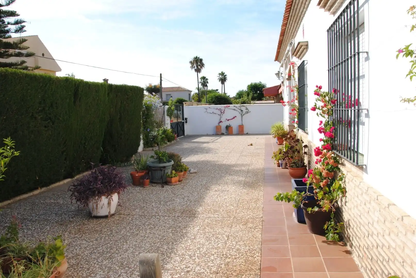 Vista exterior de Casa o xalet en venda en Espartinas amb Aire condicionat, Calefacció i Jardí privat