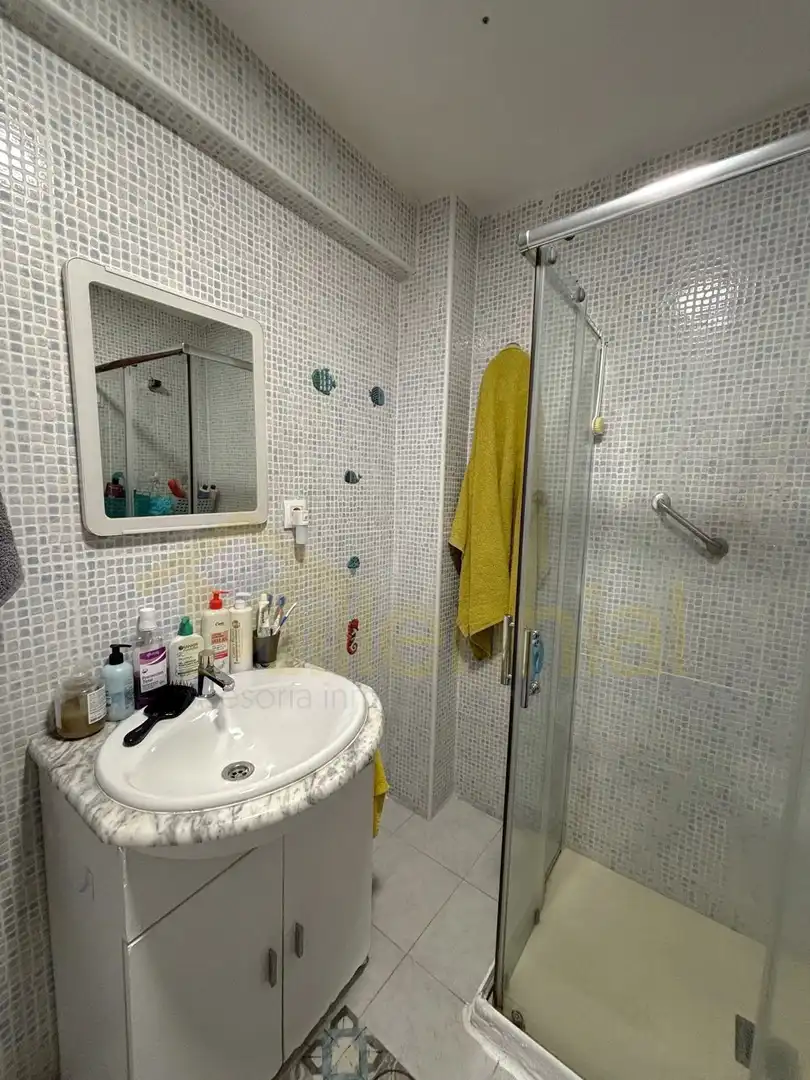 Badezimmer von Einfamilien-Reihenhaus zum Verkauf in Sevilla mit Klimaanlage