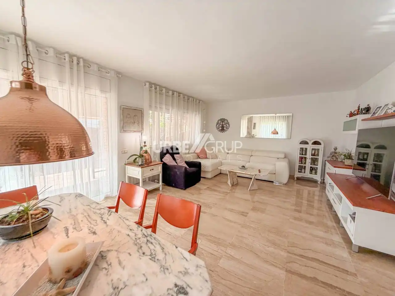 Sala d'estar de Casa adosada en venda en Terrassa amb Calefacció, Jardí privat i Terrassa