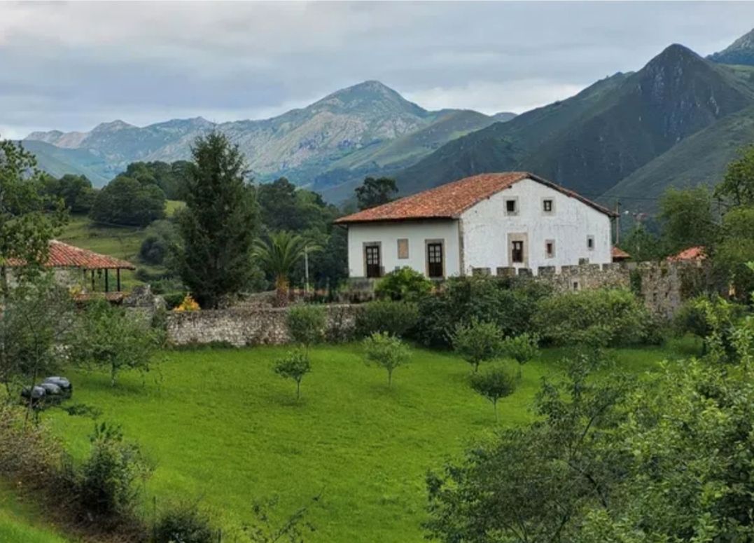 Vista exterior de Finca rústica en venda en Llanes amb Jardí privat i Moblat