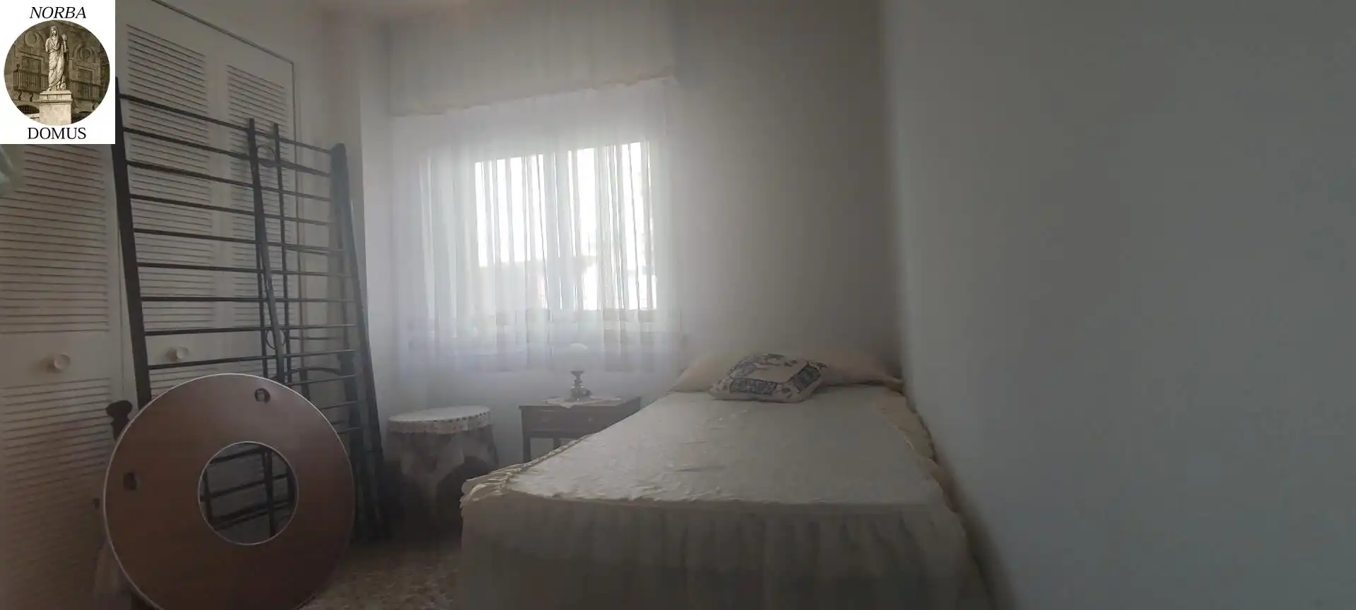 Habitación de Planta baja en venta en Cáceres con Jardín privado, Terraza y Amueblado