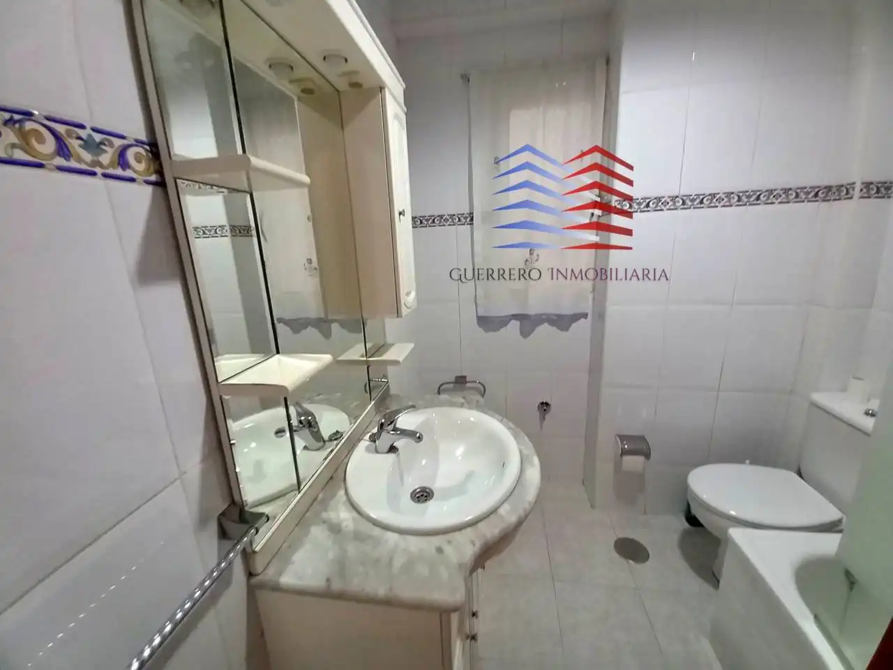 Bany de Apartament de lloguer en Ourense Capital  amb Calefacció, Terrassa i Traster